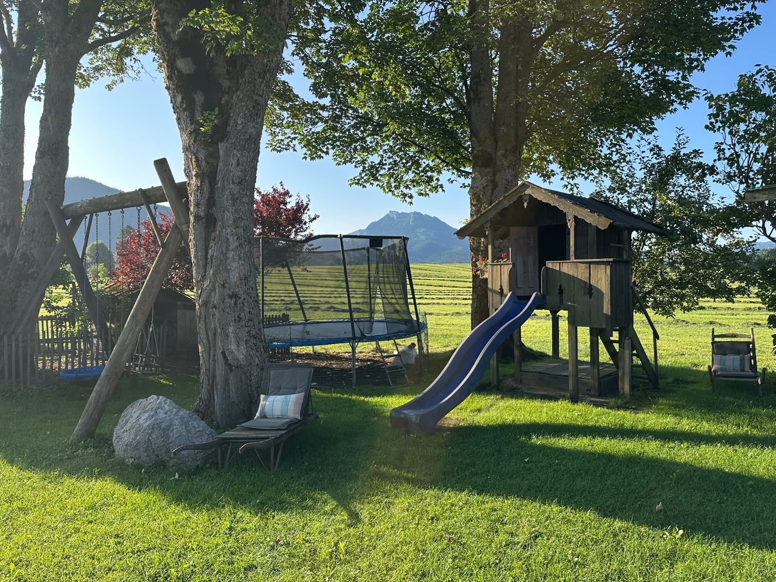 Spielplatz am Bacherhof mit Rutsche, Schaukel und Trampolin